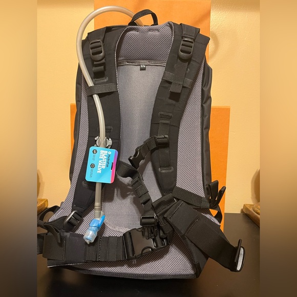 NWT - HYDRO FLASK Journey Series Hydration Backpack 20 Liter. - Picture 4 of 7